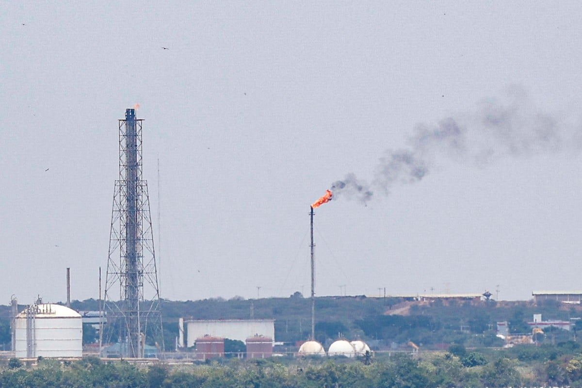 Венесуэла подписала 25-летнее нефтяное соглашение с колумбийской компанией