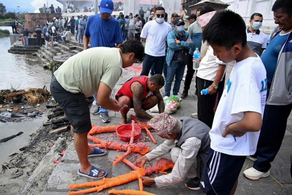 Famílias organizam funerais sem corpos no Nepal uma semana após avalanche