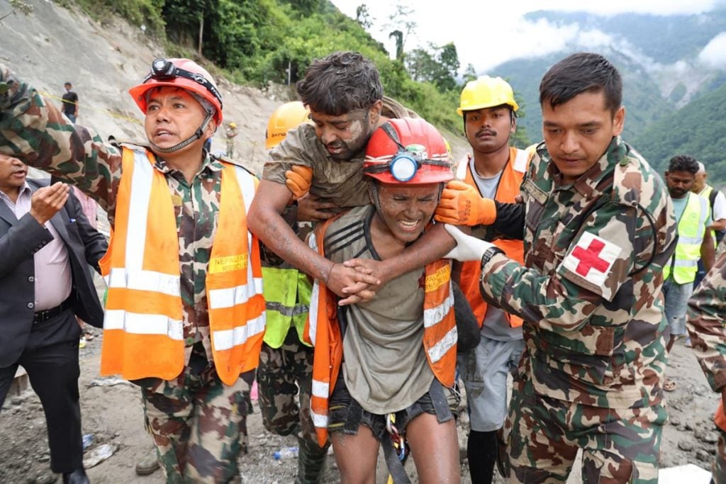 Dois trabalhadores resgatados em túnel do Nepal nove dias após a avalanche
