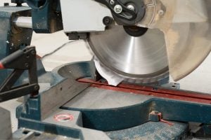 Qual a melhor serra para cortes precisos em metal?