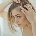 Seu cabelo começou a cair após um período de estresse? Entenda o que pode estar acontecendo