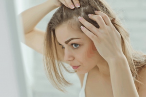 Seu cabelo começou a cair após um período de estresse? Entenda o que pode estar acontecendo