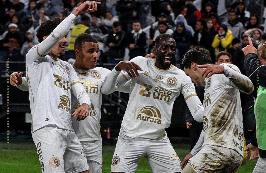 Chapecoense vence o Corinthians de virada e aumenta crise no rival no Brasileirão
