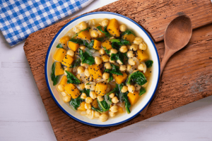Quer um jantar leve e rico em proteínas? Veja 3 receitas de sopas saudáveis