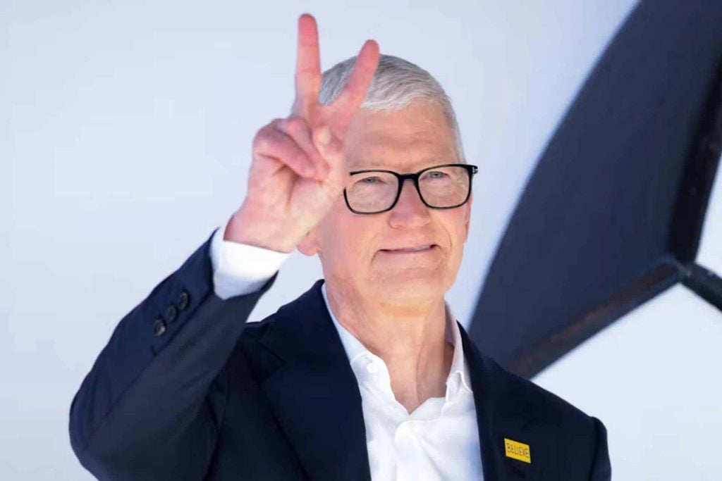 Tim Cook encerra ciclo de 15 anos como CEO da Apple; John Ternus assume