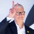 Tim Cook encerra ciclo de 15 anos como CEO da Apple; John Ternus assume