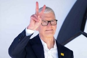 Tim Cook encerra ciclo de 15 anos como CEO da Apple; John Ternus assume