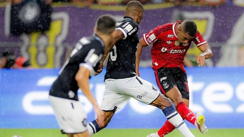 Flamengo bate o Remo no Mangueirão e assume a liderança momentânea do Brasileirão