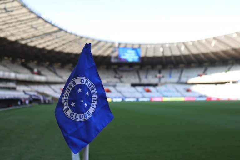 Bandeira do Cruzeiro em escanteio do Mineirão - (Foto: Gilson Lobo/Getty Images)