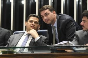 Campanha de Flávio Bolsonaro vê ameaça em ‘recado’ de Alcolumbre e prepara reação em três frentes