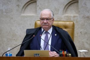 Fachin tira do Inquérito das Fake News pedido de investigação de Moraes contra Mendonça