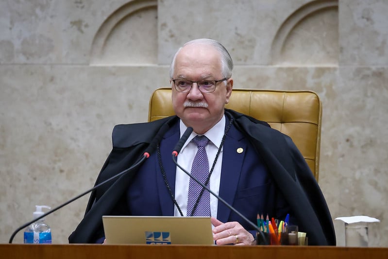 Fachin tira do Inquérito das Fake News pedido de investigação de Moraes contra Mendonça