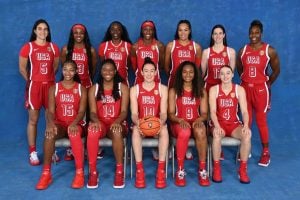 Elenco dos EUA para a Copa do Mundo de Basquete Feminino de 2026, na Alemanha, em foto oficial - (Foto: Divulgação/X/@usabasketball)