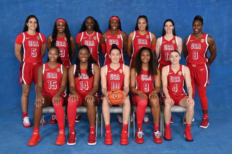 Elenco dos EUA para a Copa do Mundo de Basquete Feminino de 2026, na Alemanha, em foto oficial - (Foto: Divulgação/X/@usabasketball)