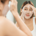 Sua pele piorou depois do skincare? 5 erros que podem causar oleosidade, irritação e espinhas
