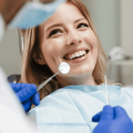 Você mastiga sempre do mesmo lado? Entenda como esse hábito pode prejudicar os dentes e os músculos da face