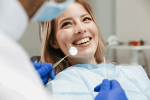 Você mastiga sempre do mesmo lado? Entenda como esse hábito pode prejudicar os dentes e os músculos da face