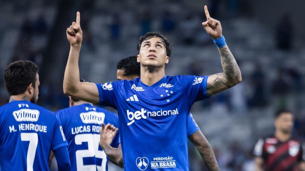 Cruzeiro vence Athletico-PR e se mantém na cola do G5 no Campeonato Brasileiro