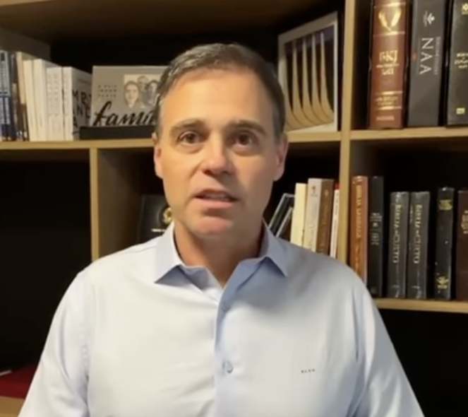 Mendonça agradece apoio de fieis em meio a crise no STF