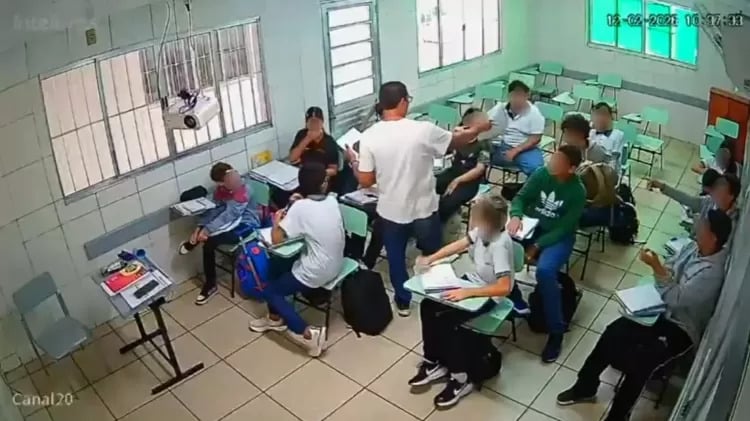 Professor que comparou aluno a macaco é condenado a 7 anos de prisão