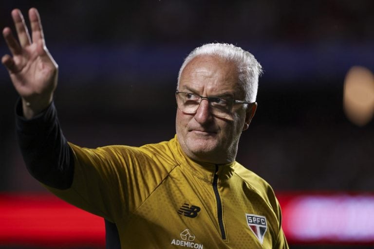Dorival Júnior acena para a torcida após a vitória do São Paulo contra o Atlético-MG, no Morumbis, pelo Campeonato Brasileiro - (Foto: Ricardo Moreira/Getty Images)