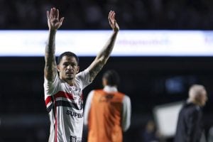 Luciano acena para os torcedores após vitória do São Paulo contra o Atlético-MG, pela 26ª rodada do Campeonato Brasileiro de 2026 - (Foto: Ricardo Moreira/Getty Images)