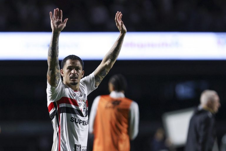 Luciano acena para os torcedores após vitória do São Paulo contra o Atlético-MG, pela 26ª rodada do Campeonato Brasileiro de 2026 - (Foto: Ricardo Moreira/Getty Images)